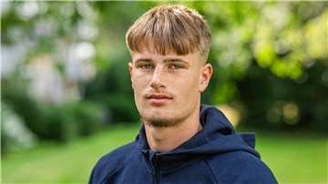 Ein junger Mann blickt entschlossen in die Kamera. Es handelt sich um den Bremerhavener Connor Rohra. 