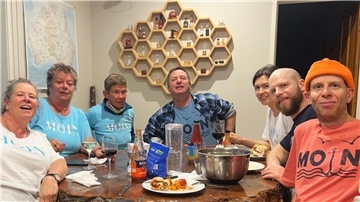 Conny Wefer (2. von links) aus Burhave bei der Familie ihres Klassenkameraden Andreas Sitnikow (Mitte) in Melbourne.