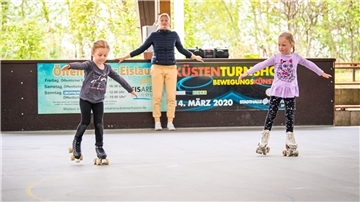 Constance Hoßfeld-Seedorf darf mit ihrem Nachwuchs Madita (links, 4) und Insa (4) wieder im Bürgerpark trainieren. 