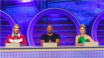 Constance Hoßfeld-Seedorf (rechts), die Skate-Fever-Jurorin aus Bremerhaven, ließ sich in der zweiten Folge der Show zu Tränen rühren.