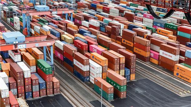 Krise im Roten Meer: EU sieht noch keine Preissteigerungen Container im Containerterminal Altenwerder in Hamburg.
