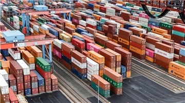 Container im Containerterminal Altenwerder in Hamburg.