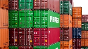 Container im Hamburger Hafen.