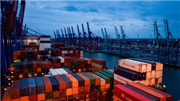 Container in Hamburg am Burchardkai auf dem Deck eines Frachters.