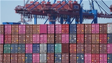 Container sind auf einem Containerschiff am Terminal Burchardkai gestapelt.