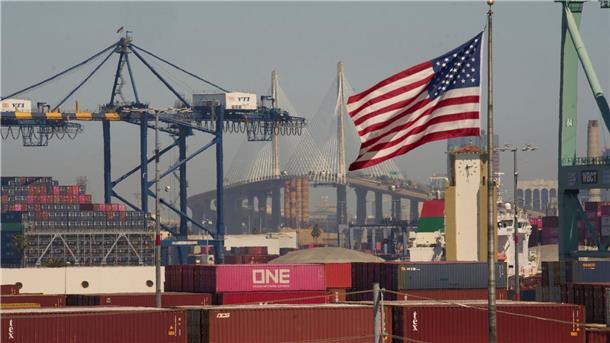 Container stapeln sich im Hafen von Los Angeles. (Archivbild) 