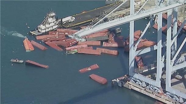 Bilder des Tages Container stürzen im Hafen von Long Beach ins Meer