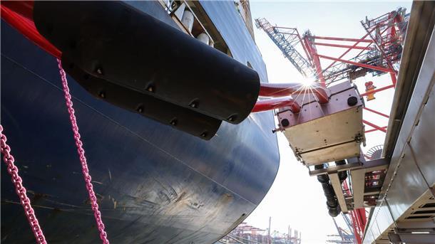 Container- und Kreuzfahrtschiffe müssen ab 2030 mit Landstrom versorgt werden. (Archivbild)