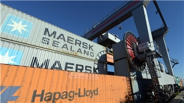 Container von Hapag-Lloyd und Maersk stehen im Umschlagbahnhof. Die Containerreedereien Hapag-Lloyd und Maersk haben eine Zusammenarbeit vereinbart.
