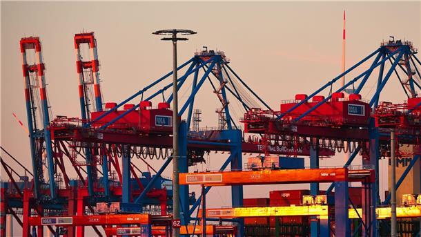 Wirtschaftspolitiker der Union fordern mehr Geld für Häfen Container werden am Hamburger Terminal Burchardkai gelagert und verladen.