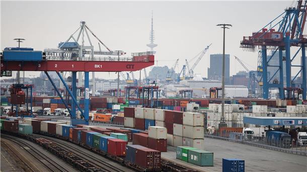 Union: Ampel lässt deutsche Seehäfen im Stich Container werden auf dem Terminal Tollerort der Hamburger Hafen und Logistik AG (HHLA) umgeschlagen.