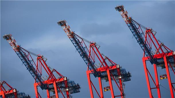Wirtschaftsforscher senken ihre Prognosen Containerbrücken am Containerterminal von Eurogate im Hamburger Hafen.
