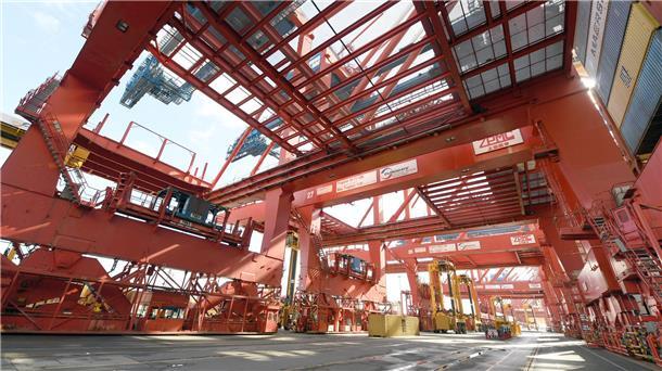 Blick in den unteren Bereich einer Containerbrücke. 