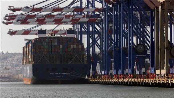 Ifo-Chef: Weltwirtschaftskrise nicht auszuschließen Containerschiff liegt im Hafen von Los Angeles. Wohin führt der von US-Präsident Trump losgetretene Zollkonflikt?