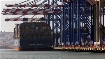 Containerschiff liegt im Hafen von Los Angeles. Wohin führt der von US-Präsident Trump losgetretene Zollkonflikt?