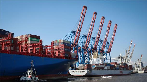 „Ein Aufschwung sieht anders aus“: März-Export schwächelt Containerschiffe am Terminal Tollerort der Hamburger Hafen: „Die schwächelnde Weltkonjunktur nagt merklich an den deutschen Exporten.“