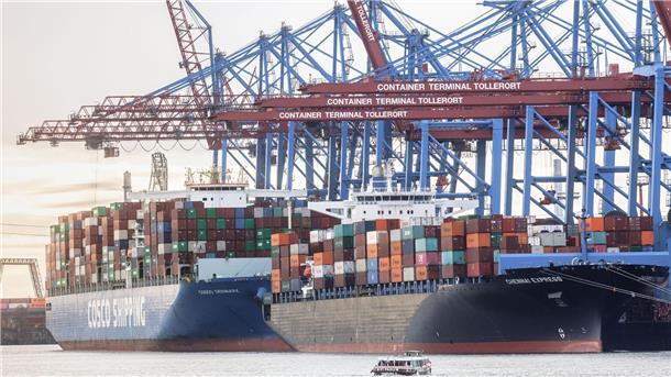 Containerschiffe im Hamburger Hafen. Die deutsche Wirtschaft ist 2022 ganz leicht gewachsen.