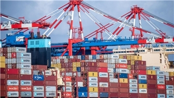 Containerschiffe liegen am Tiefwasserhafen Jade-Weser-Port in Wilhelmshaven.