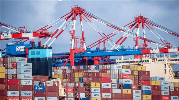 Handelsbilanz in der Eurozone mit deutlichem Überschuss Containerschiffe liegen am Wilhelmshavener Tiefwasserhafen Jade-Weser-Port. Gesunkene Importe und Exporte haben im Juni die Handelsbilanz beeinflusst.