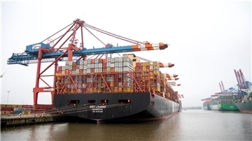 Ifo-Geschäftsklima steigt zum dritten Mal in Folge Containerschiffe liegen im Hafen auf der Elbe an den Terminals Eurogate (l.) und Burchardkai.
