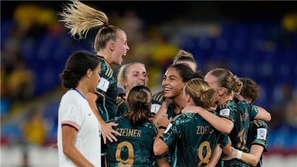 Cora Zicai (Mitte) traf für Deutschland zum 1:0.