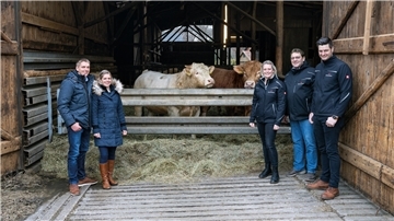 Cord und Miranda Witthohn (von links) sowie Stefanie Mehring, Gebhard Buck und Jan-Peter Mehring arbeiten künftig zusammen, um in Zukunft Rindfleisch aus Offenstallhaltung anzubieten.