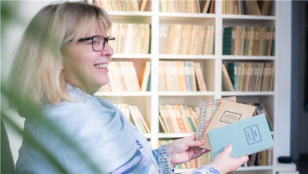 Cordula Mahr sammelt die meist bibliophilen, alten Ausgaben der Insel-Bücherei und hat bereits über 700 der hoch gehandelten Bändchen, von Lyrik bis Prosa.