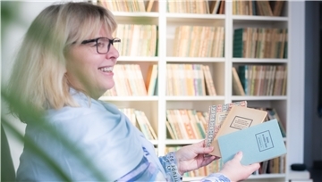 Cordula Mahr sammelt die meist bibliophilen, alten Ausgaben der Insel-Bücherei und hat bereits über 700 der hoch gehandelten Bändchen, von Lyrik bis Prosa.