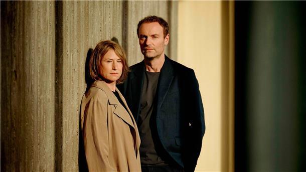 Corinna Harfouch als Susanne Bonard und Mark Waschke als Kriminalhauptkommissar Robert Karow bei den Dreharbeiten für den ersten gemeinsamen Berliner „Tatort“.