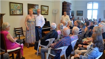 Sängerin Corinna May, begleitet von Jan-Hendrik Ehlers am Piano, vor dem Publikum im Amtshaus