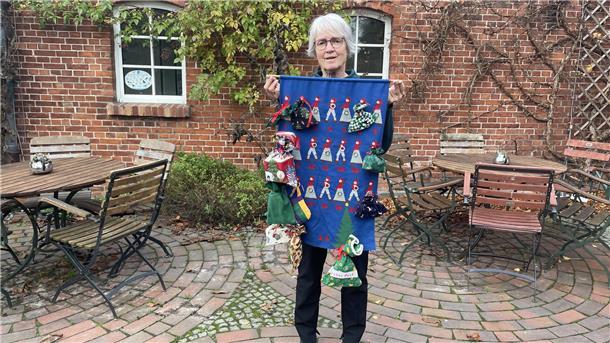 Frau mit Adventskalender