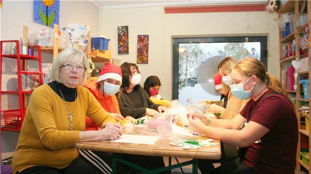 Cornelia Rönnefahrt (links) und ihr Team von der Sonnenblume kümmern sich auch in Corona-Zeiten um die Kinder im Stadtteil Leherheide.