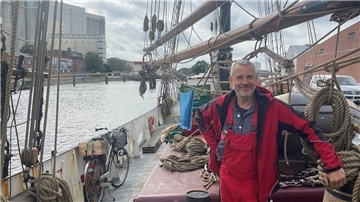 Mann auf Segelschiff