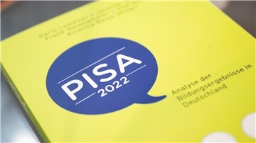 Bei der Vorstellung der Pisa-Studie 2022 in der Bundespressekonferenz liegt ein Exemplar der Studie auf einem Tisch. 