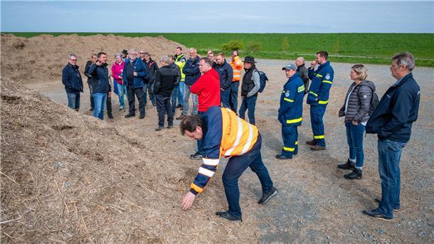 Coronabedingt fand im Herbst 2019 die letzte Deichschau als Präsenzveranstaltung statt. Am Donnerstag war wieder ein großer Pulk Schauleute am Deich unterwegs. Das Foto zeigt den Lagerplatz für Treibsel.