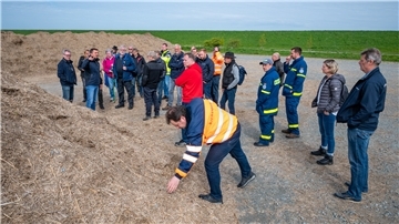 Coronabedingt fand im Herbst 2019 die letzte Deichschau als Präsenzveranstaltung statt. Am Donnerstag war wieder ein großer Pulk Schauleute am Deich unterwegs. Das Foto zeigt den Lagerplatz für Treibsel.