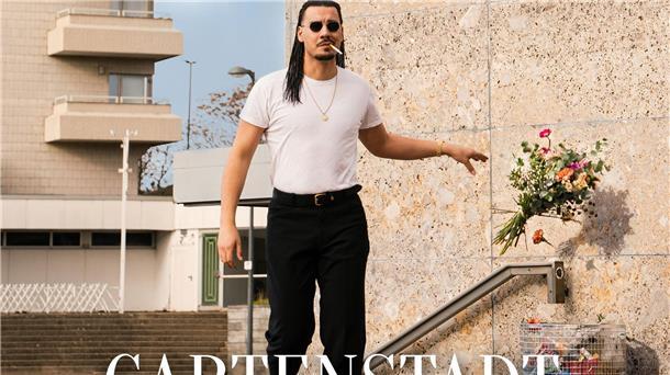 Mit Ironie in die Charts - Apache 207 mit neuem Album Cover des Albums „Gartenstadt“ von Apache 207.