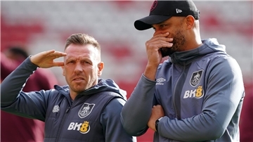 Craig Bellamy (l) hat seinen ersten großen Posten als Cheftrainer.