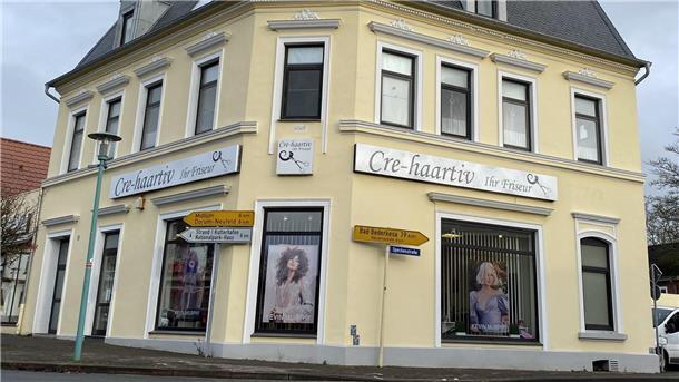 Kamm in: Das sind die krehaartivsten Friseurnamen zwischen Wesermarsch und Elbe "Cre-haartiv" frisiert dieser Salon in Dorum.