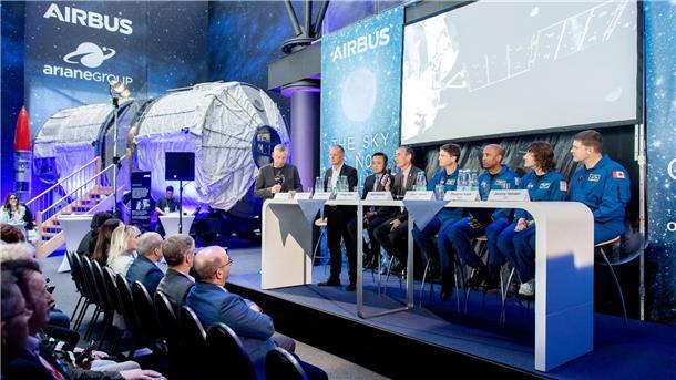 „Artemis 2“-Astronauten besuchen Airbus-Werk in Bremen Crew der Artemis 2-Mission spricht bei einem Pressetermin im Gebäude der ArianeGroup vor Journalisten.