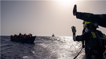 Crew-Mitglieder der „Humanity 1“ retten Menschen aus einem überfüllten Boot.