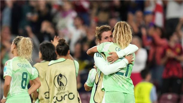 Cristiana Girelli und Michela Cambiaghi (r) betrauern das dramatische Halbfinal-Aus.