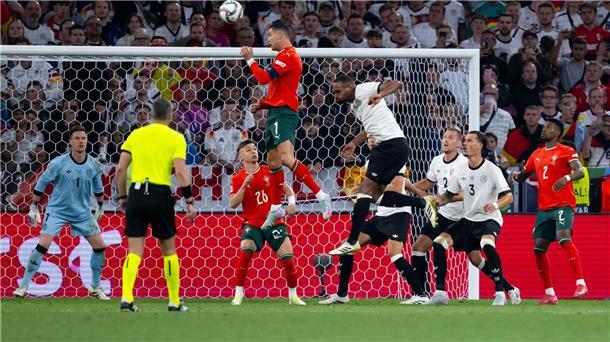 Ronaldo feiert Rekord bei Premiere - Conceição wie der Papa Cristiano Ronaldo (M) imponiert auch im Alter von 40 Jahren noch.