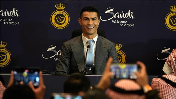 Saudi-Arabiens Bewerbung: Menschenrechte und Winter-WM Cristiano Ronaldo wirbt für die WM 2034 in Saudi-Arabien.