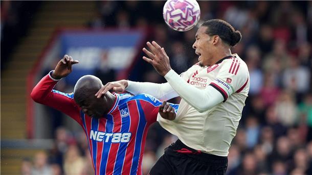 Crystal Palace mit Jean-Philippe Mateta lieferte sich mit Liverpools Abwehrchef Virgil van Dijk harte Zweikämpfe.
