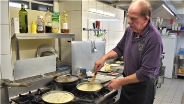 Curry-Sahne-Sauce für „Farfalle mit Shrimps“ - Gastronom Leopoldo Caniglia ist in seinem Element. Ab Anfang Februar kocht er nicht mehr in Bad Bederkesa.