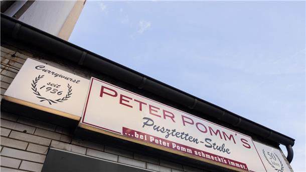 Nicht Berlin! Duisburg will Geburtsort der Currywurst sein Currywurst seit 1936: Das Schild an „Peter Pomm’s Pusztetten-Stube“ hat alles ins Rollen gebracht.
