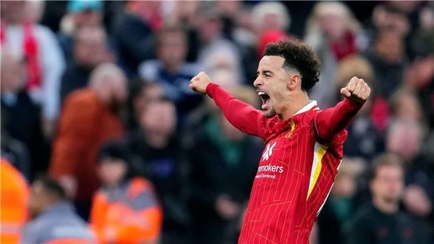 Liverpool behauptet Tabellenführung mit 2:1 gegen Chelsea Curtis Jones von Liverpool jubelt über seinen Treffer zum 2:1.