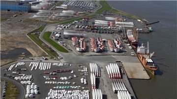 Cuxhaven hat sich zum führenden Offshore-Basishafen an der deutschen Nordseeküste entwickelt. Aber: Es fehlt Wohnraum für die Beschäftigten.