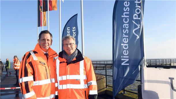 Cuxhaven baut Offshore-Industrie-Zentrum für Windkraft aus Cuxhaven Rammschlag Liegeplätze 5-/ in CuxhavenOlaf Lies , Stafan Wenzel, Uwe Santjer und Holger Banik